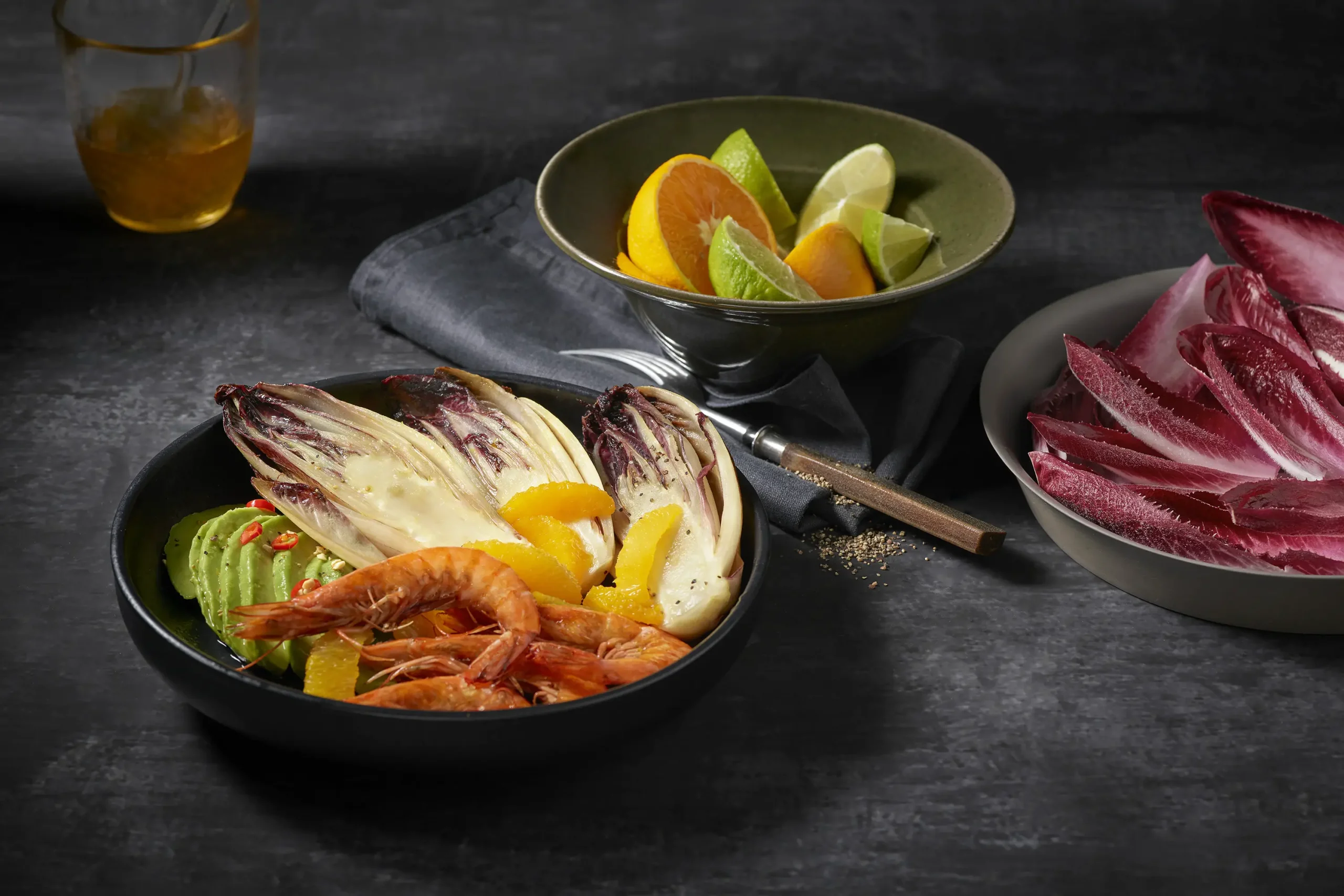 Rezeptbild: Karamellisierter roter Chicorée mit Orangen, Garnelen, Chili und Avocado