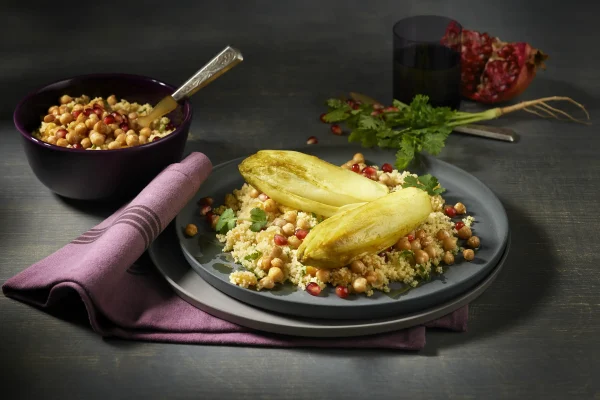 Rezeptbild: Orientalischer gebratener Chicorée mit Kichererbsen, Couscous und Granatapfelkernen