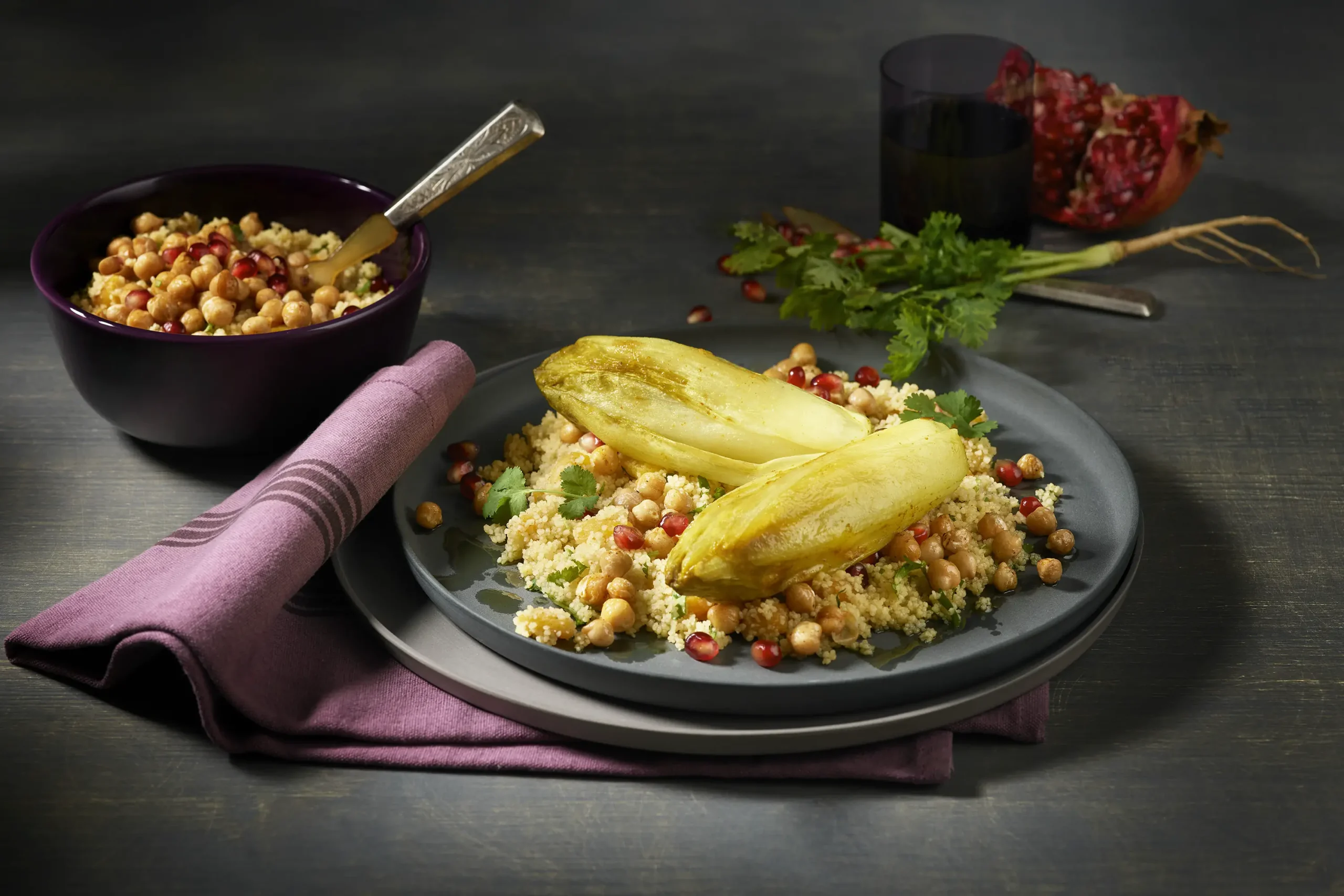 Rezeptbild: Orientalischer gebratener Chicorée mit Kichererbsen, Couscous und Granatapfelkernen